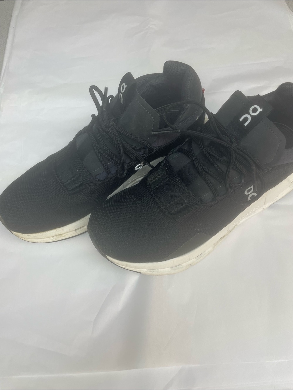 On Cloud women’s  Black Sneakers perfect condition worn twice size 8